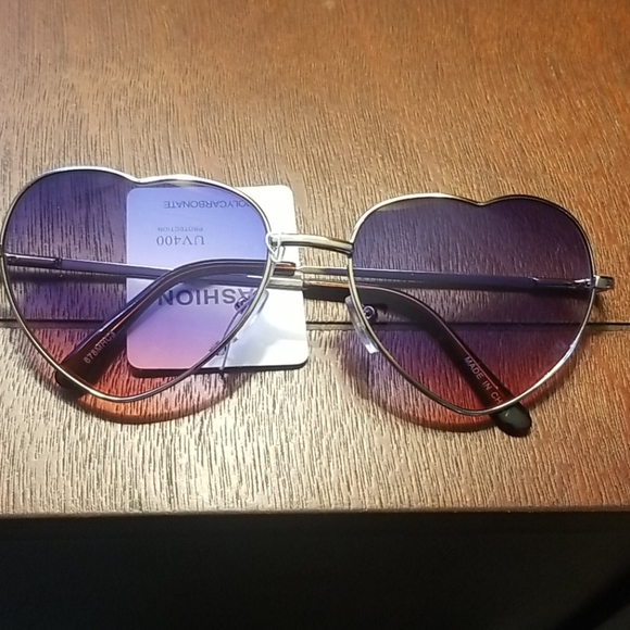 NEW-Heart shaped Ocean Lens Sunglasses - Picture 3 of 3